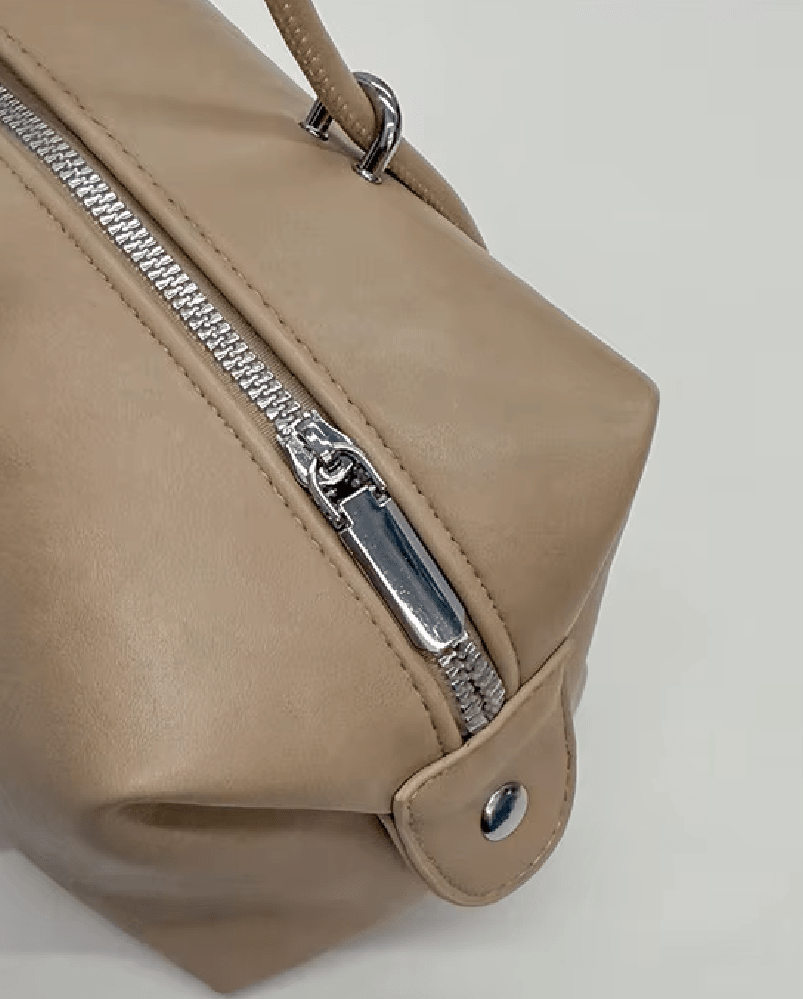 Ada Pillow Boston Bag in beige – detail