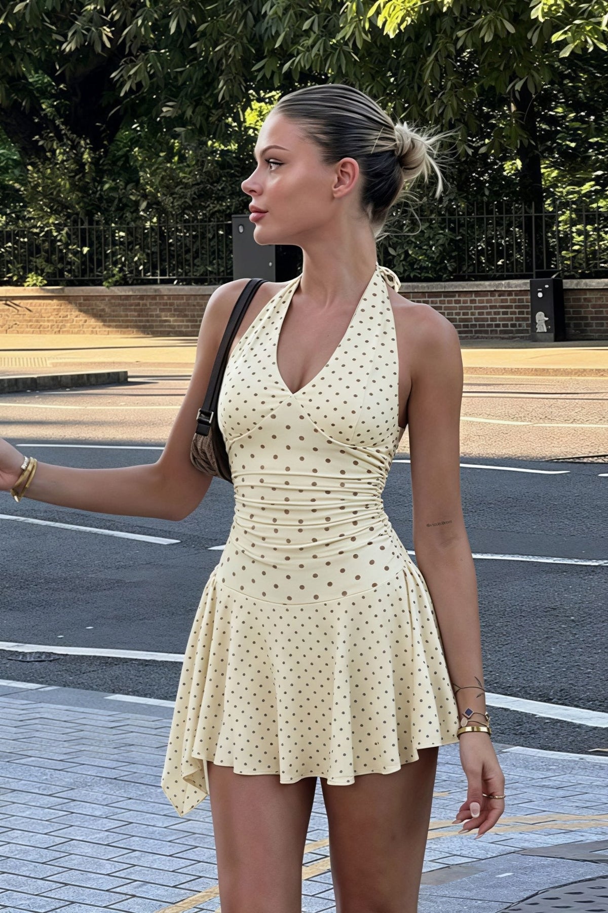 Robe courte Ailen à pois et col dos nu