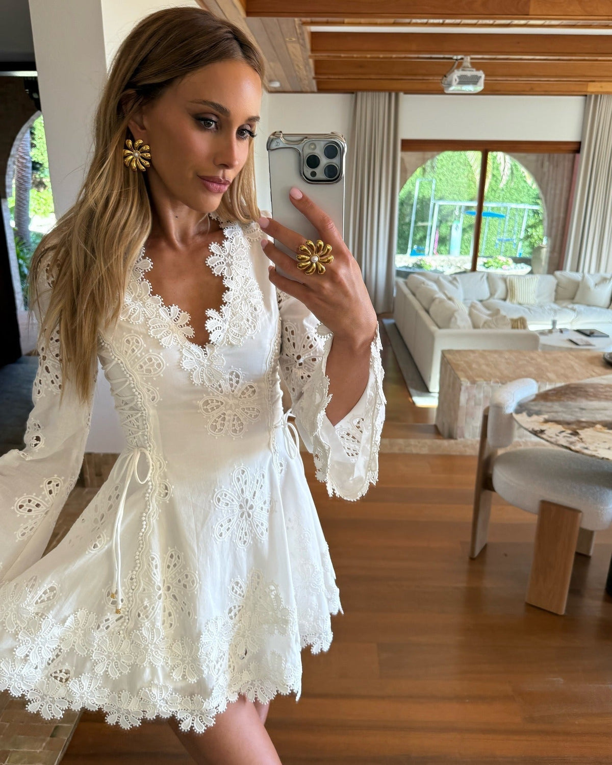 Mini-robe en dentelle ajustable sur les côtés Ainoa