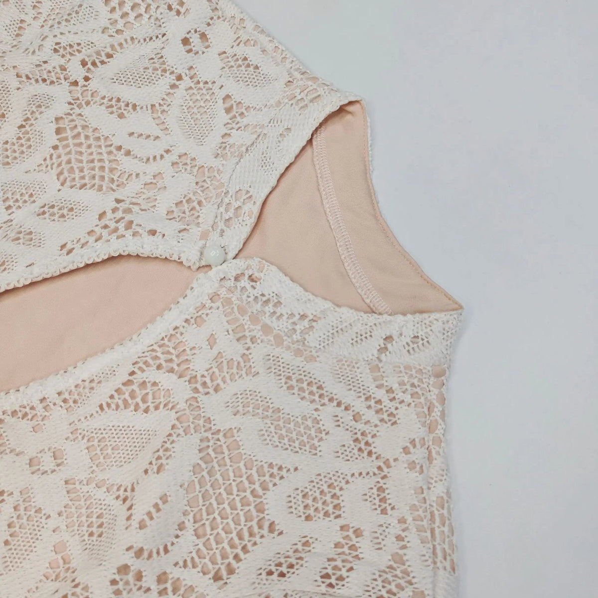 Mini-robe Amara en dentelle ajourée