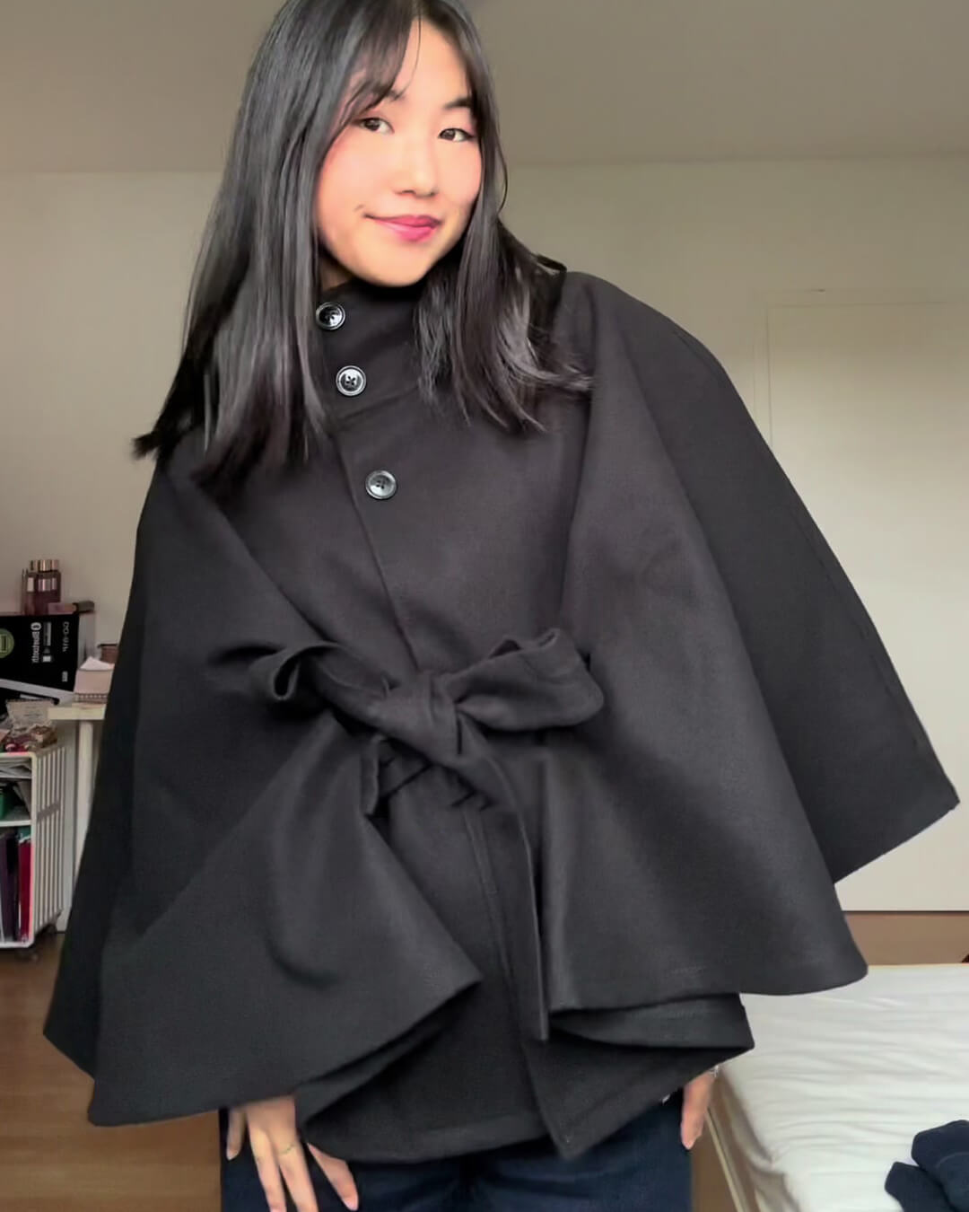 Veste cape élégante Arianne à col montant et ceinture