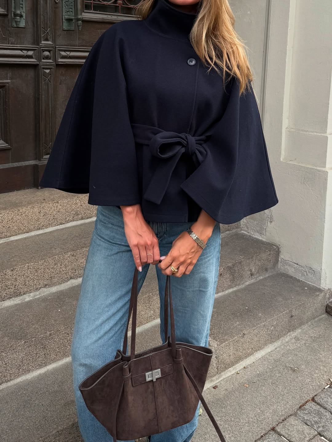 Veste cape élégante Arianne à col montant et ceinture