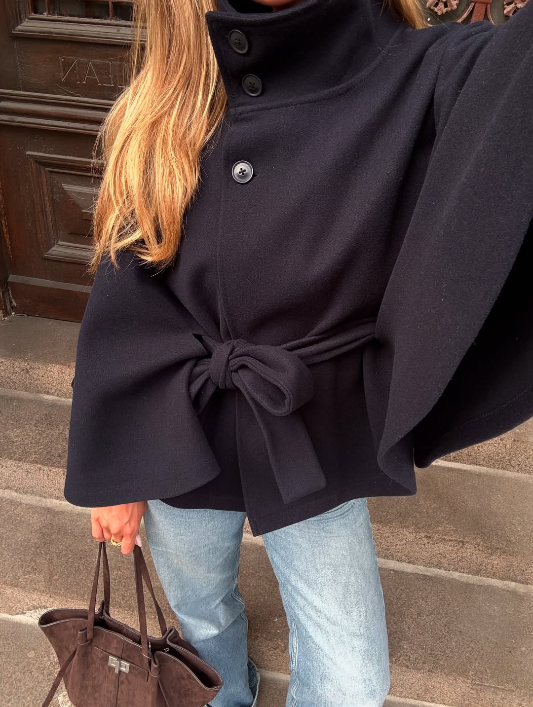Veste cape élégante Arianne à col montant et ceinture