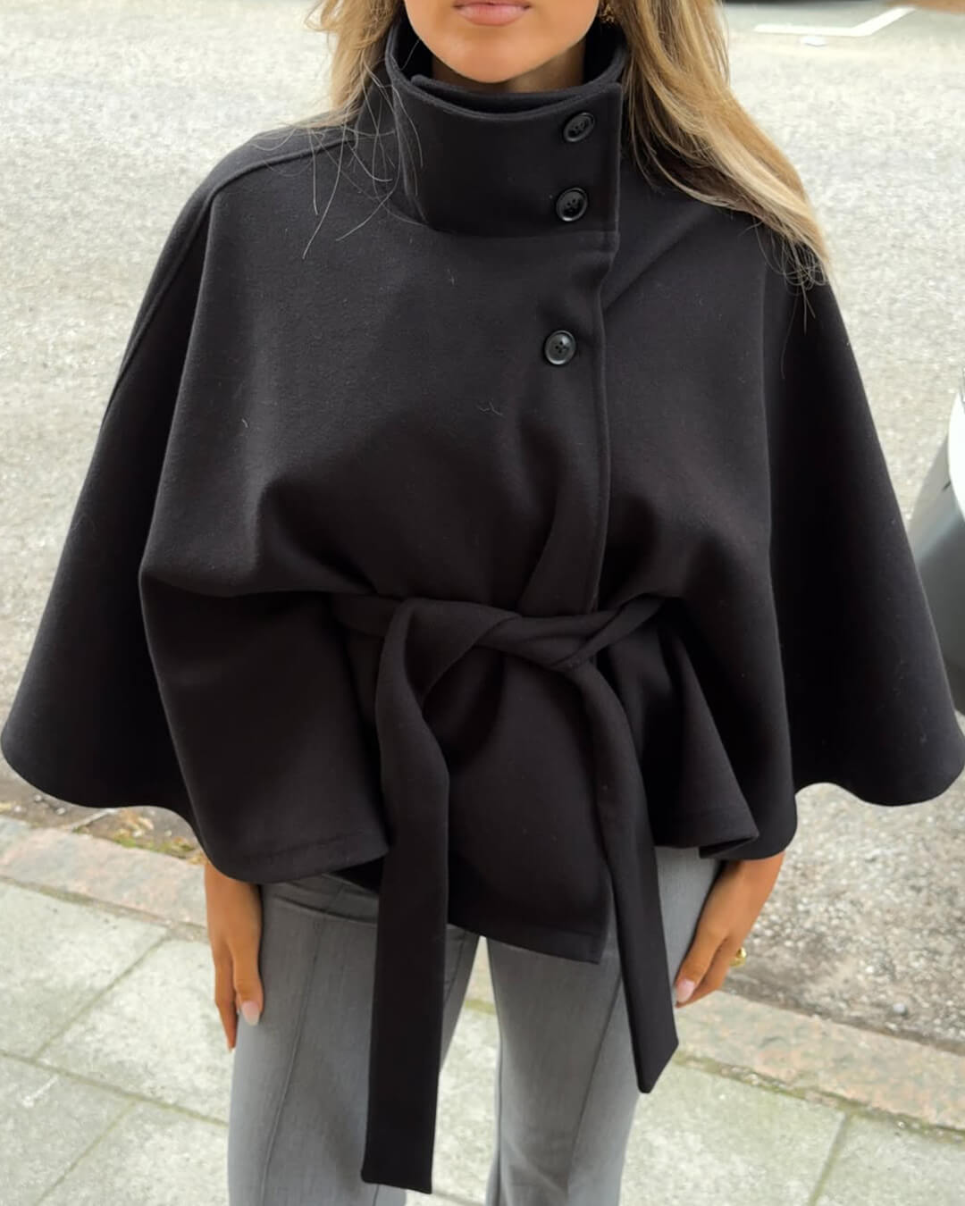 Veste cape élégante Arianne à col montant et ceinture