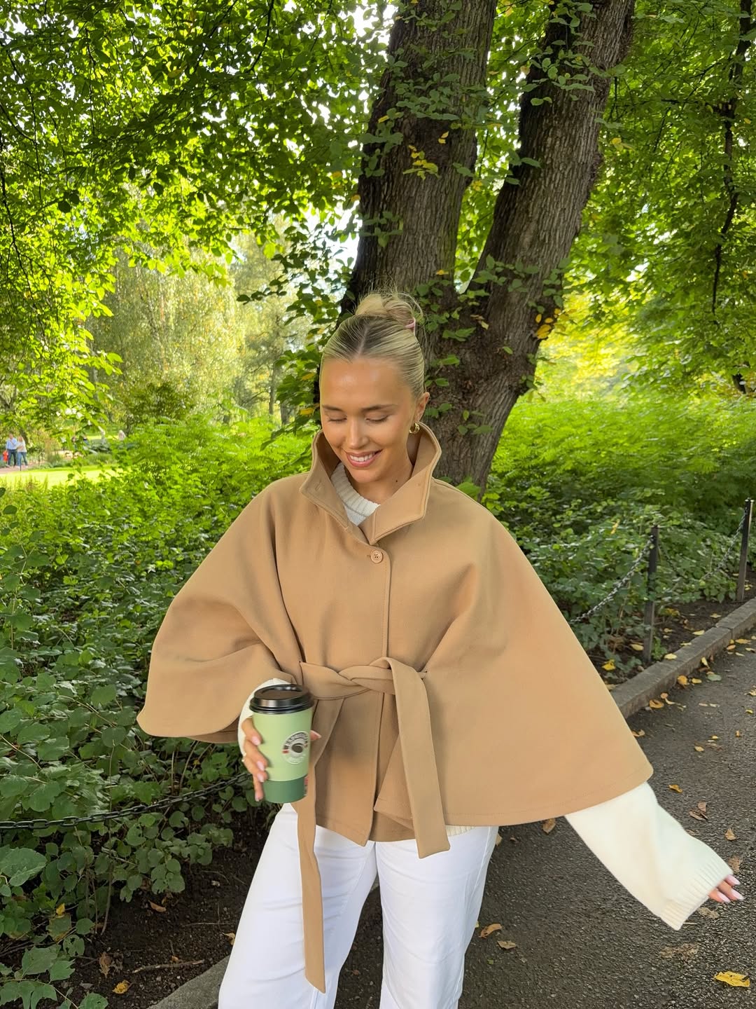 Veste cape élégante Arianne à col montant et ceinture