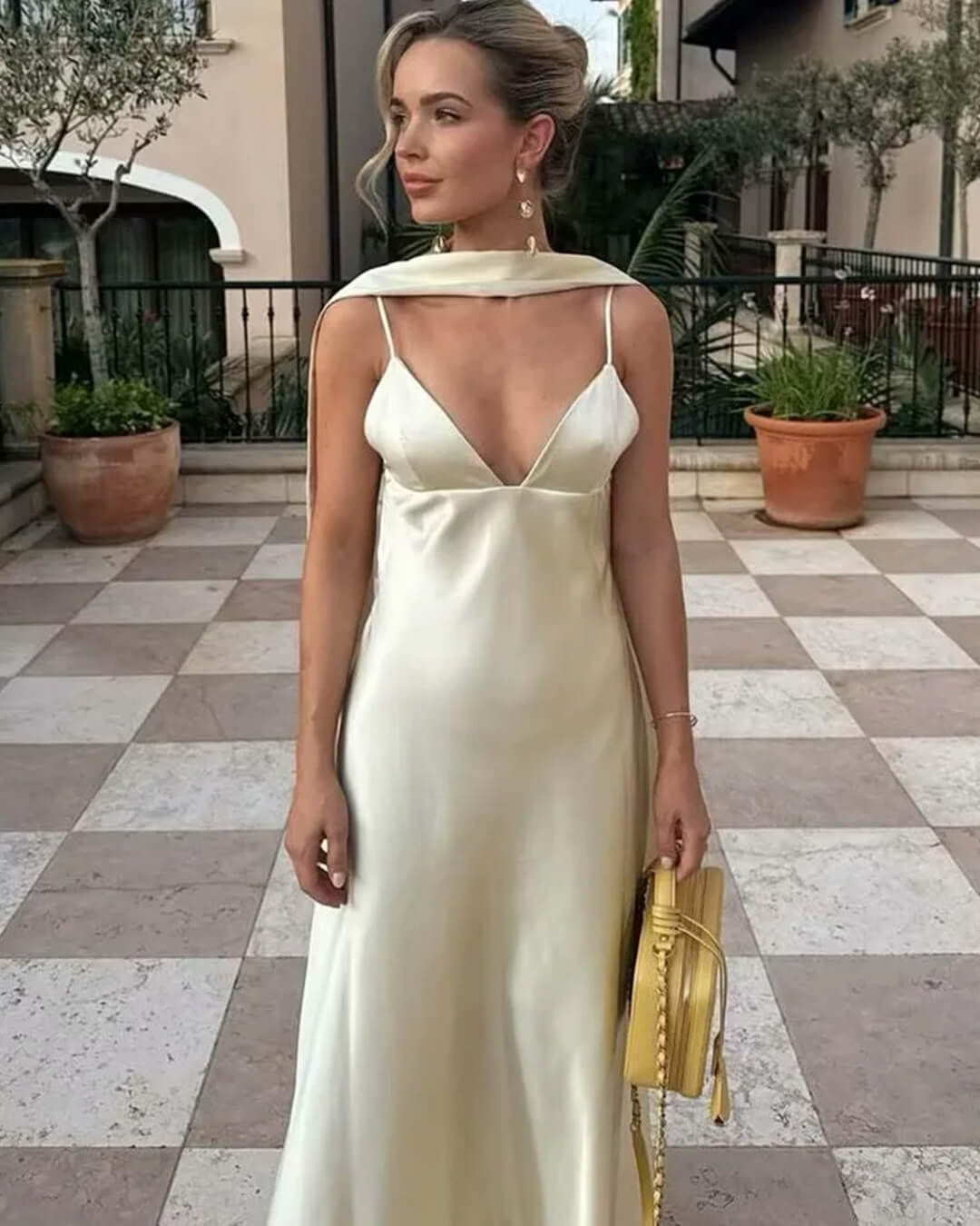 Robe longue Bianca en satin avec foulard