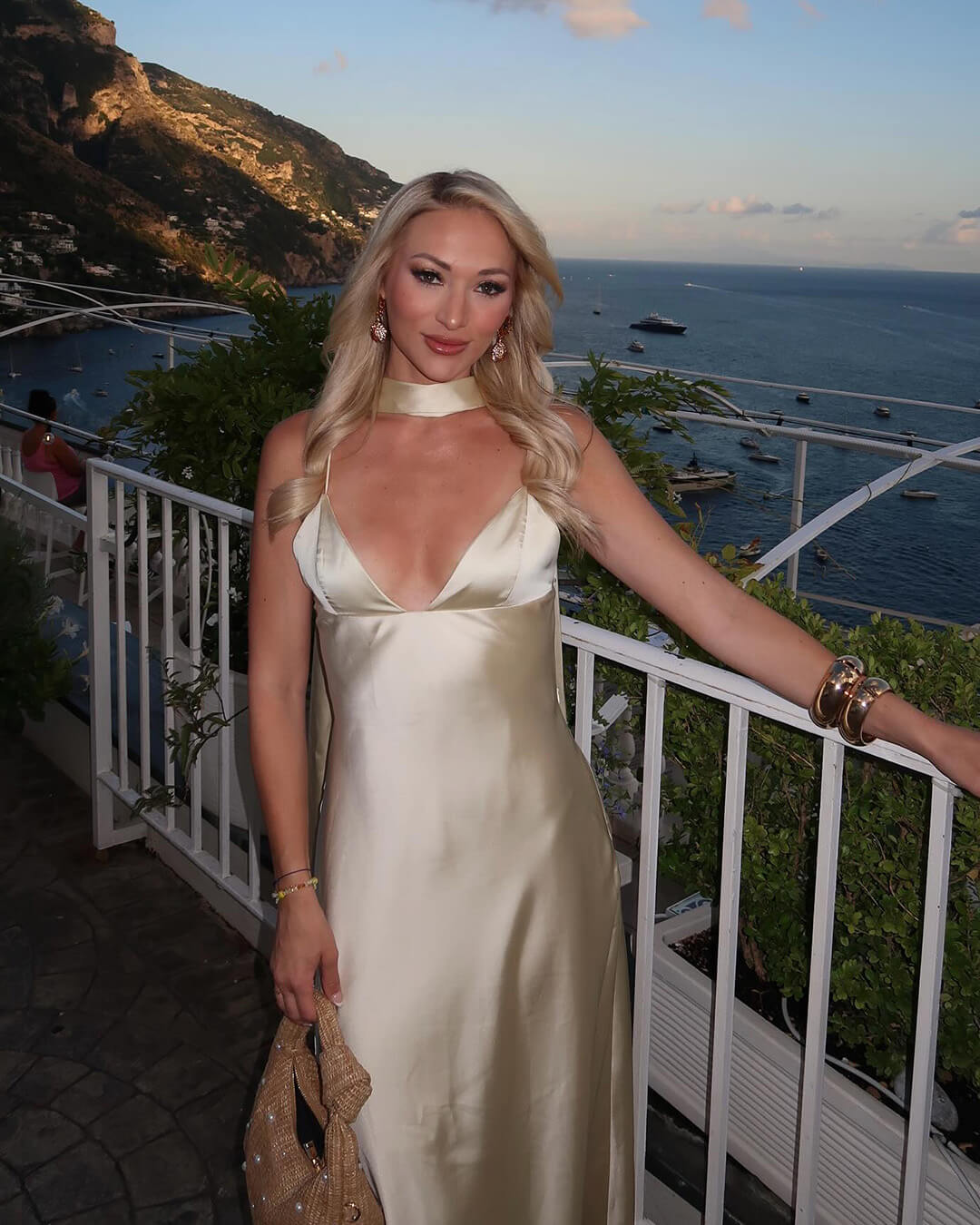 Robe longue Bianca en satin avec foulard
