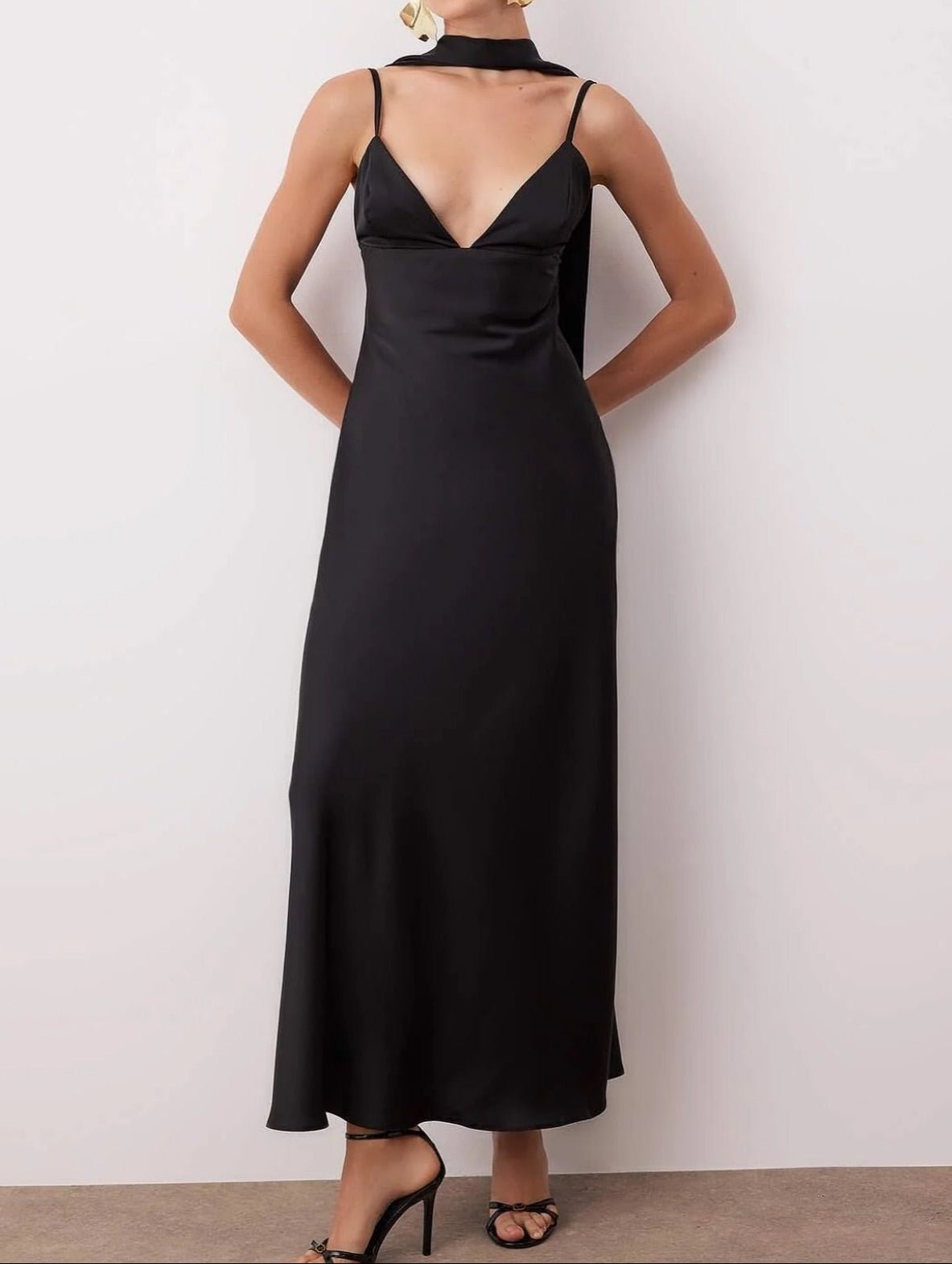 Robe longue Bianca en satin avec foulard