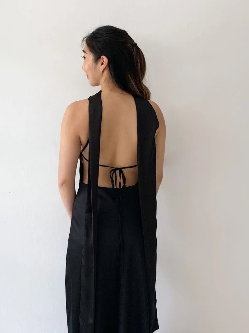 Robe longue Bianca en satin avec foulard
