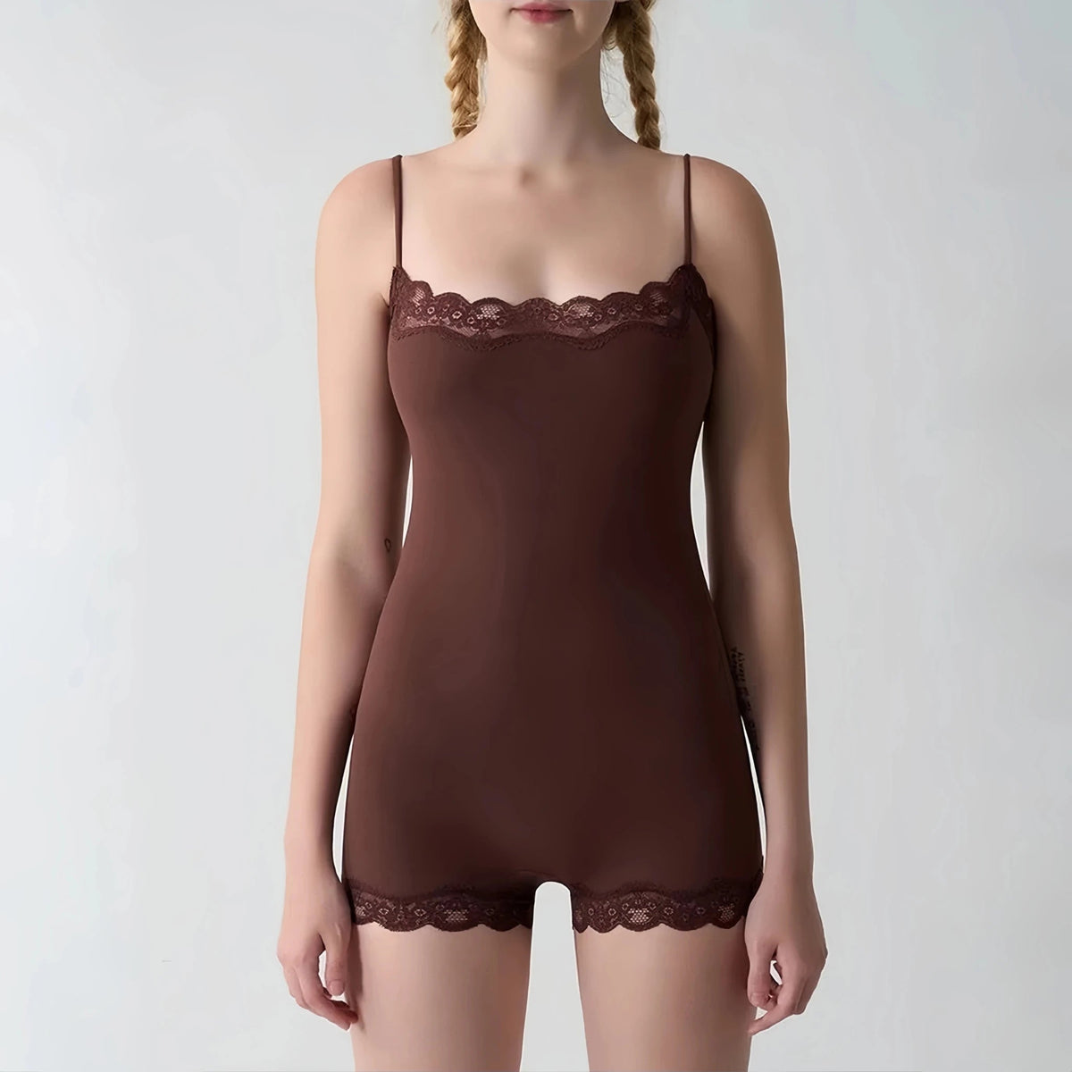 Combishort Camille à bretelles bordées de dentelle