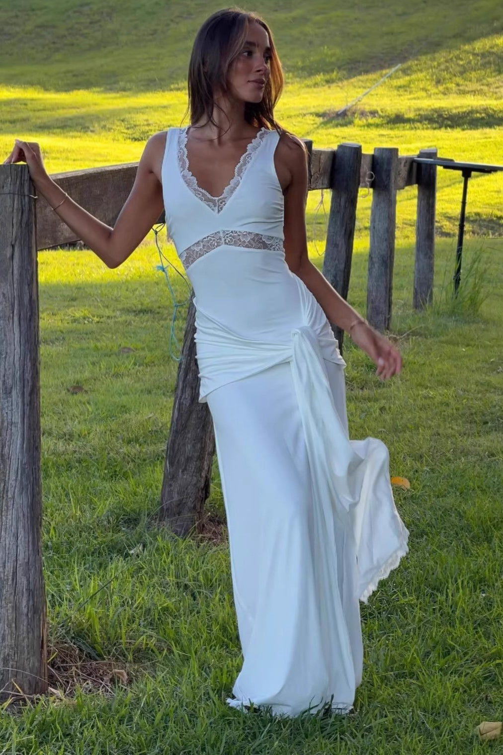 Robe longue Carmela à empiècements en dentelle et bretelles à nouer