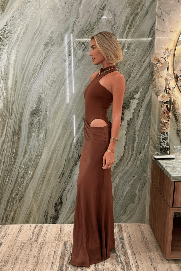 Robe longue Cassia sans manches avec découpes