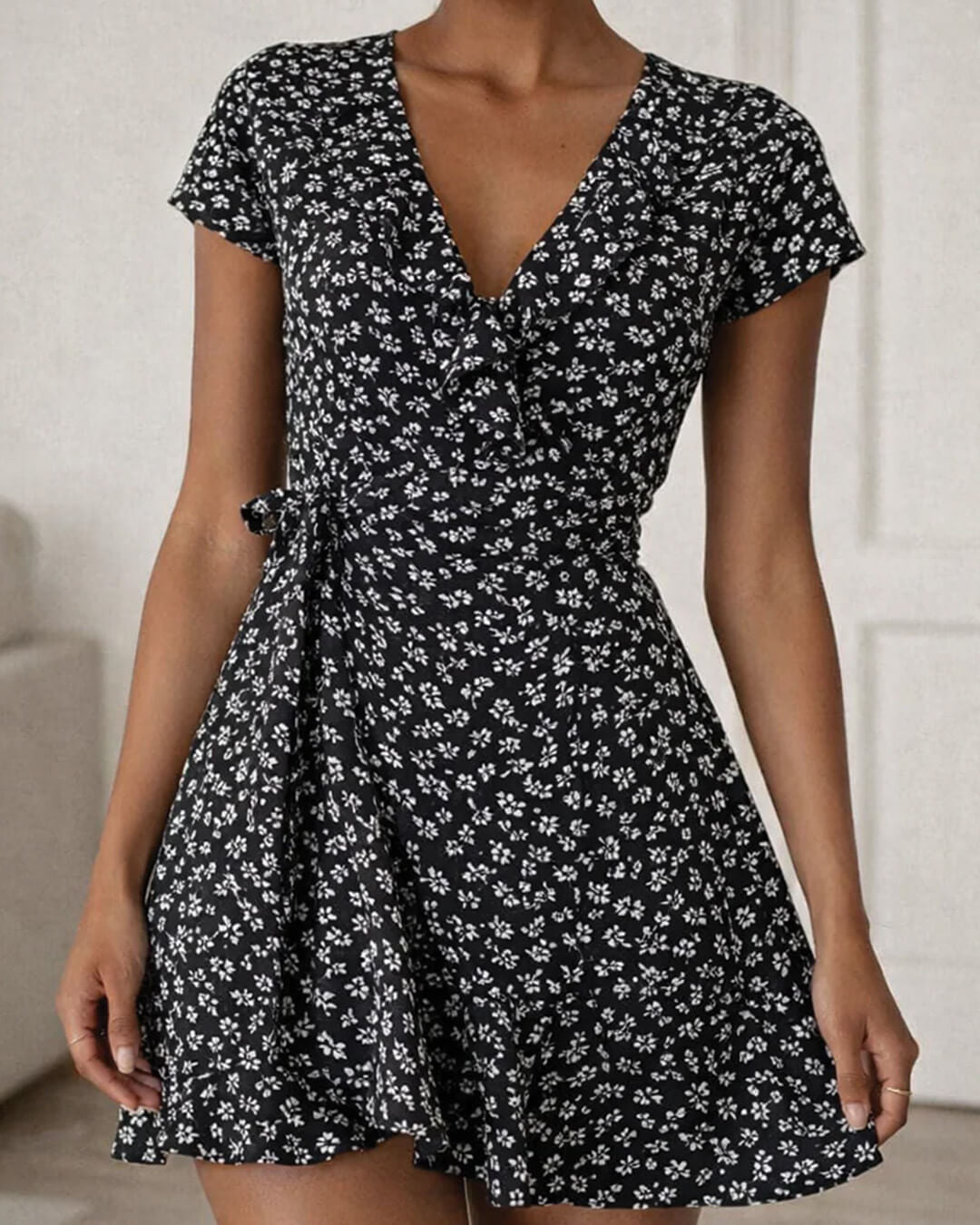 Mini-robe trapèze fleurie à col en V Celeste