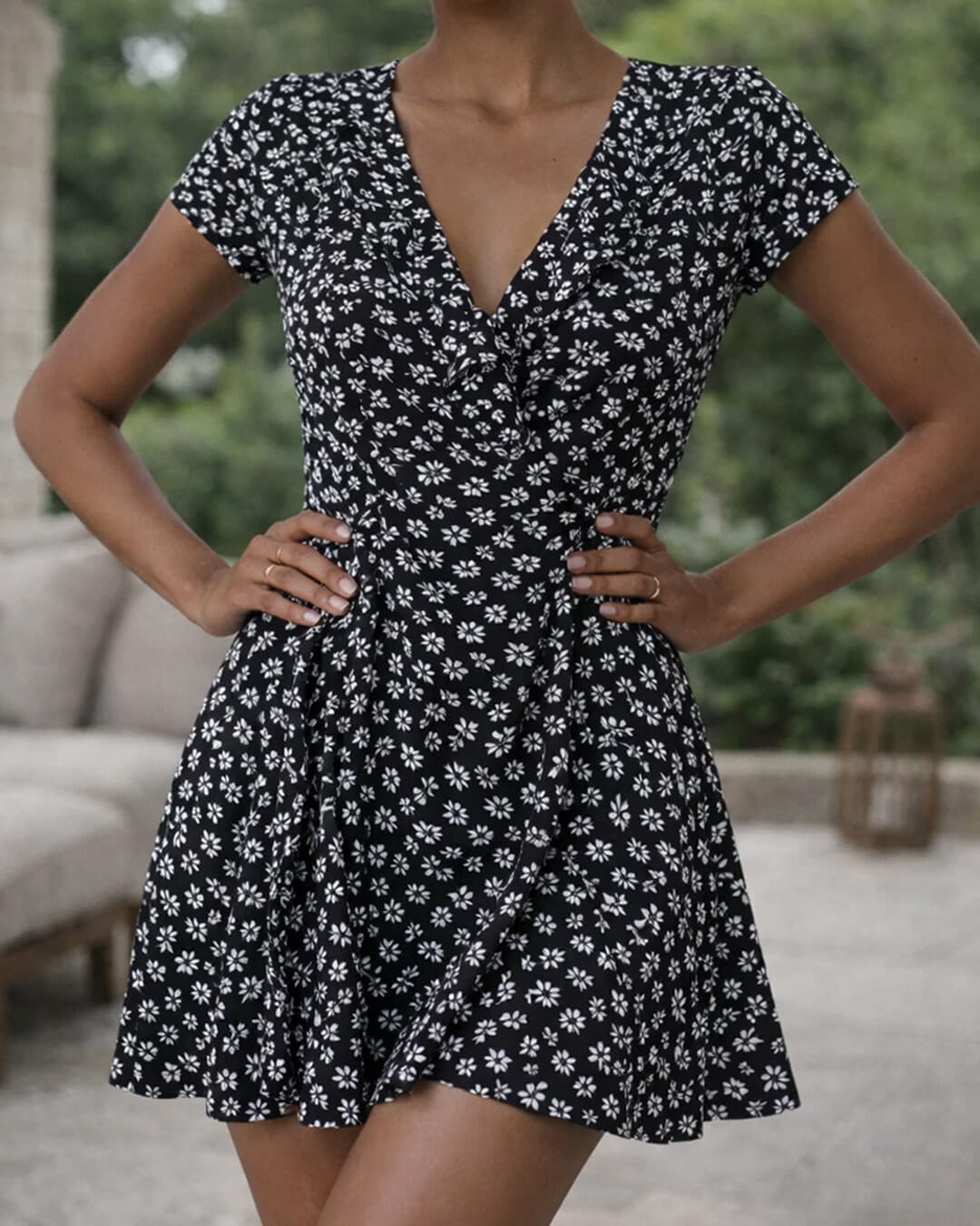 Mini-robe trapèze fleurie à col en V Celeste