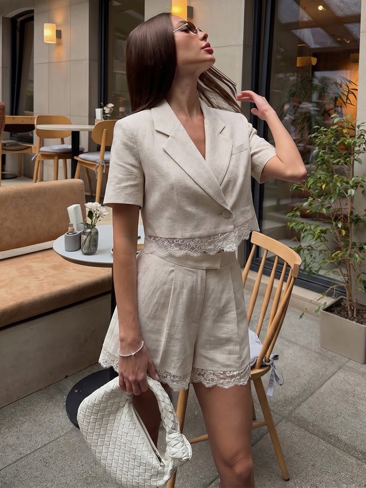 Ensemble deux pièces Celeste avec short et détails en dentelle