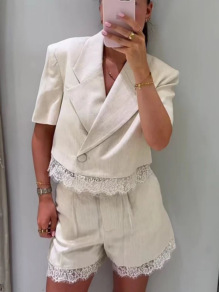 Ensemble deux pièces Celeste avec short et détails en dentelle