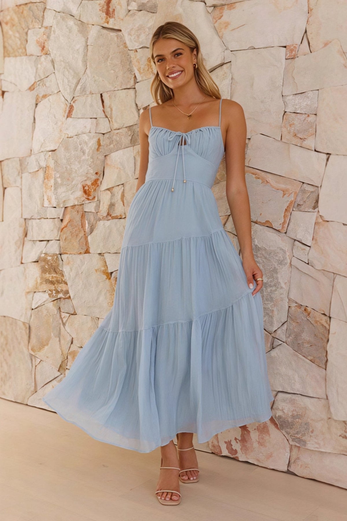 Robe longue évasée Celeste à fines bretelles et dos ouvert