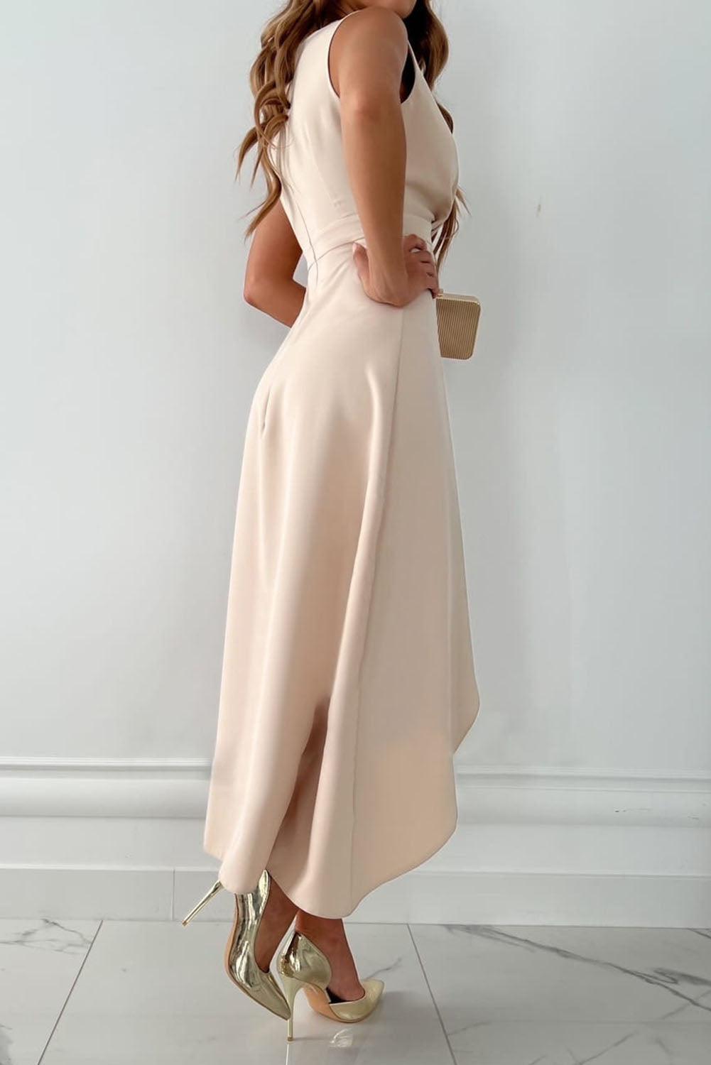 Robe midi Celeste à col en V et ourlet asymétrique