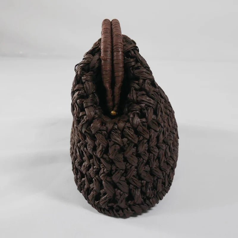 Pochette Celeste en paille tressée, en forme de coquillage