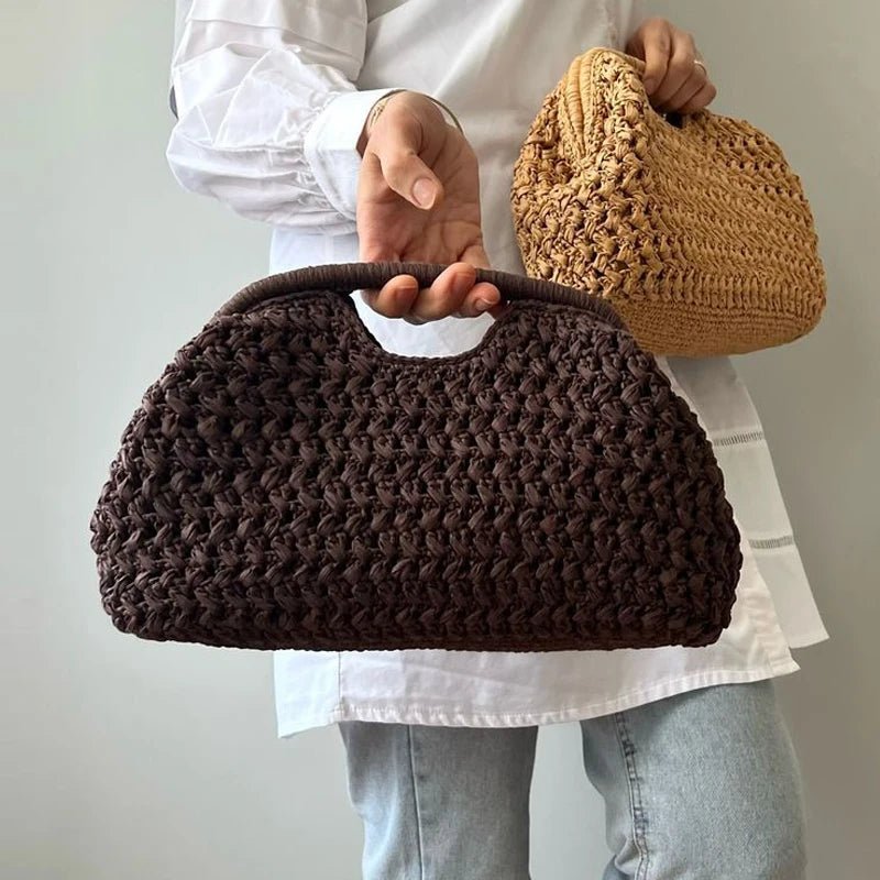 Pochette Celeste en paille tressée, en forme de coquillage