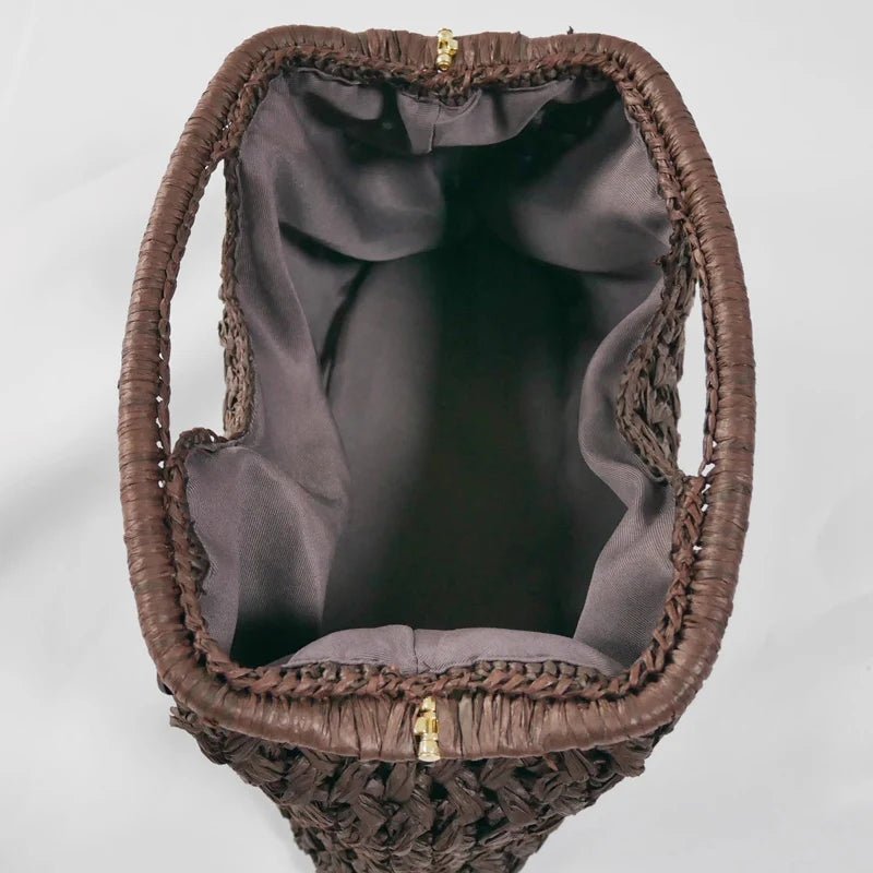 Pochette Celeste en paille tressée, en forme de coquillage