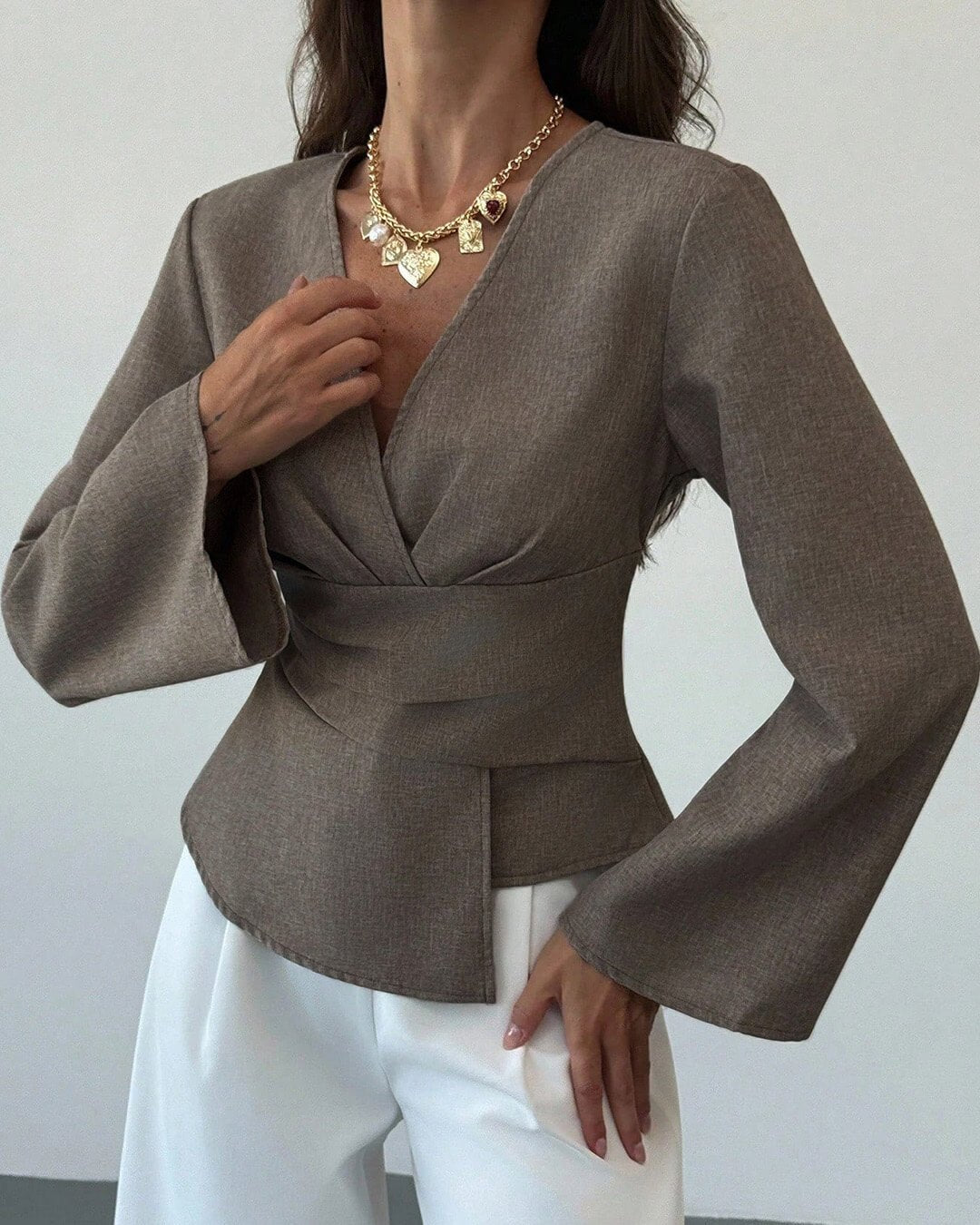 Blouse Chantelle à manches évasées asymétriques