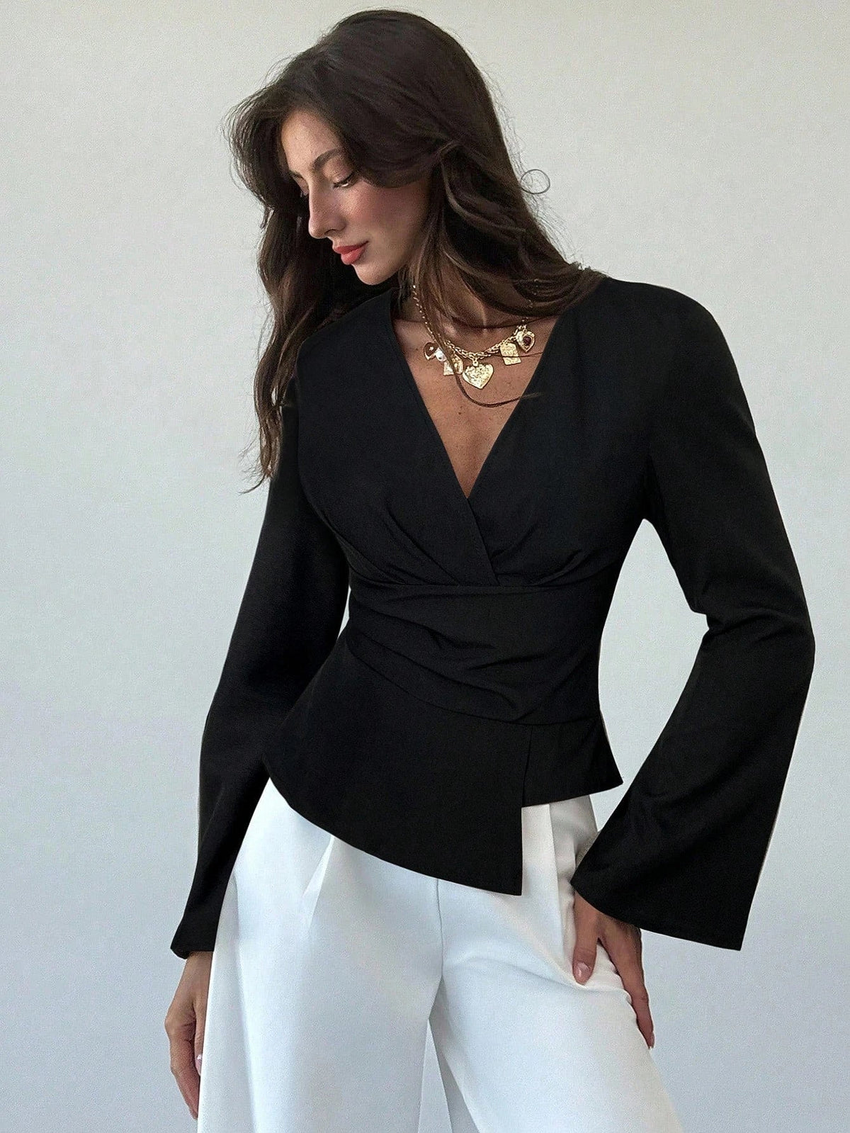 Blouse Chantelle à manches évasées asymétriques