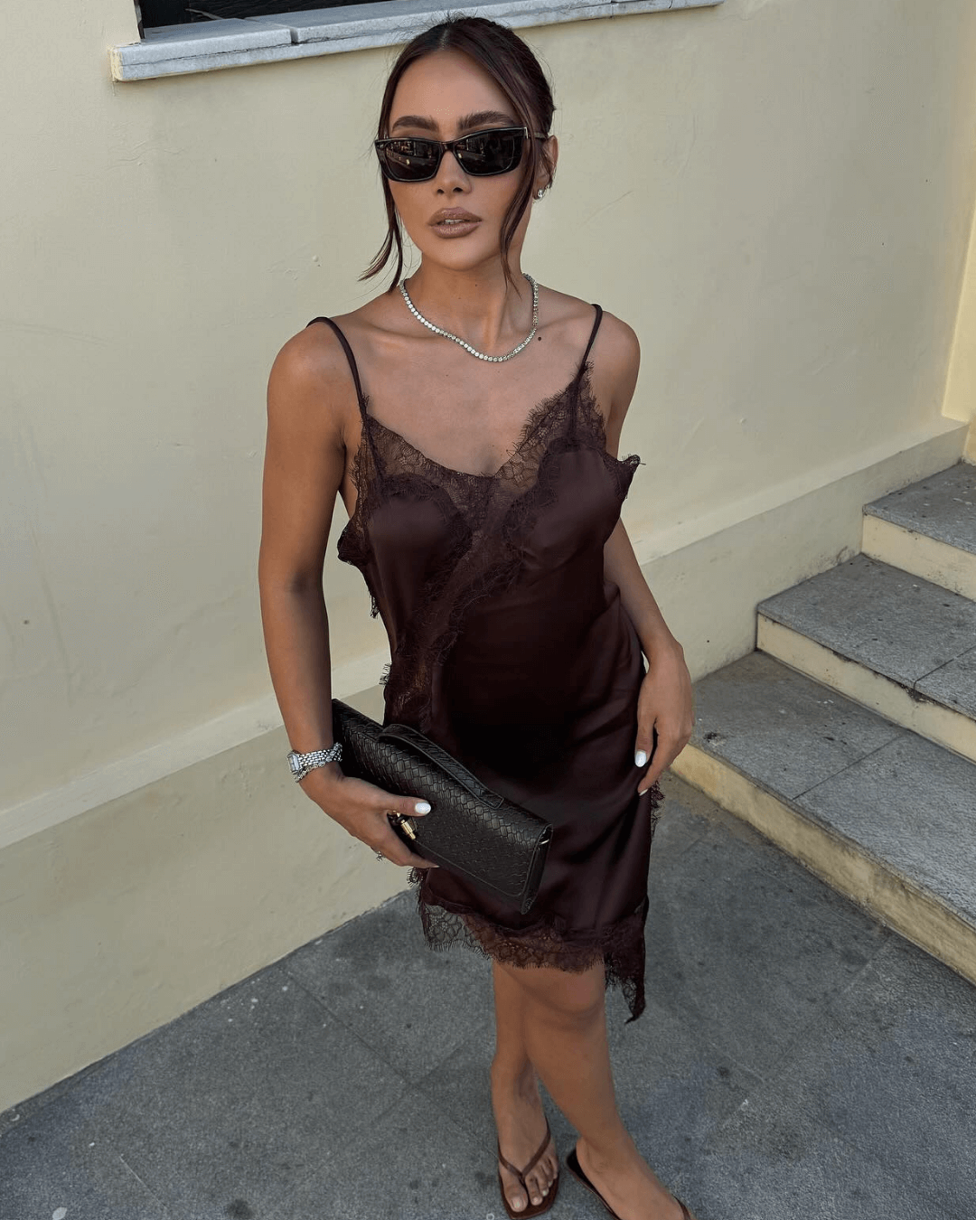 Robe midi Chiara asymétrique en satin et dentelle