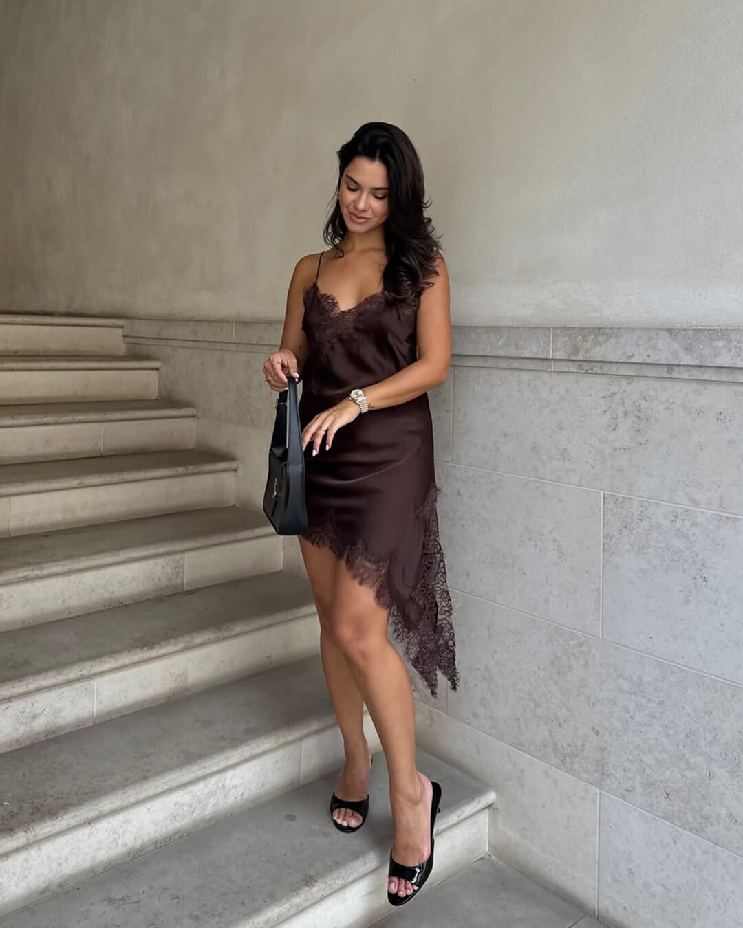 Robe midi Chiara asymétrique en satin et dentelle