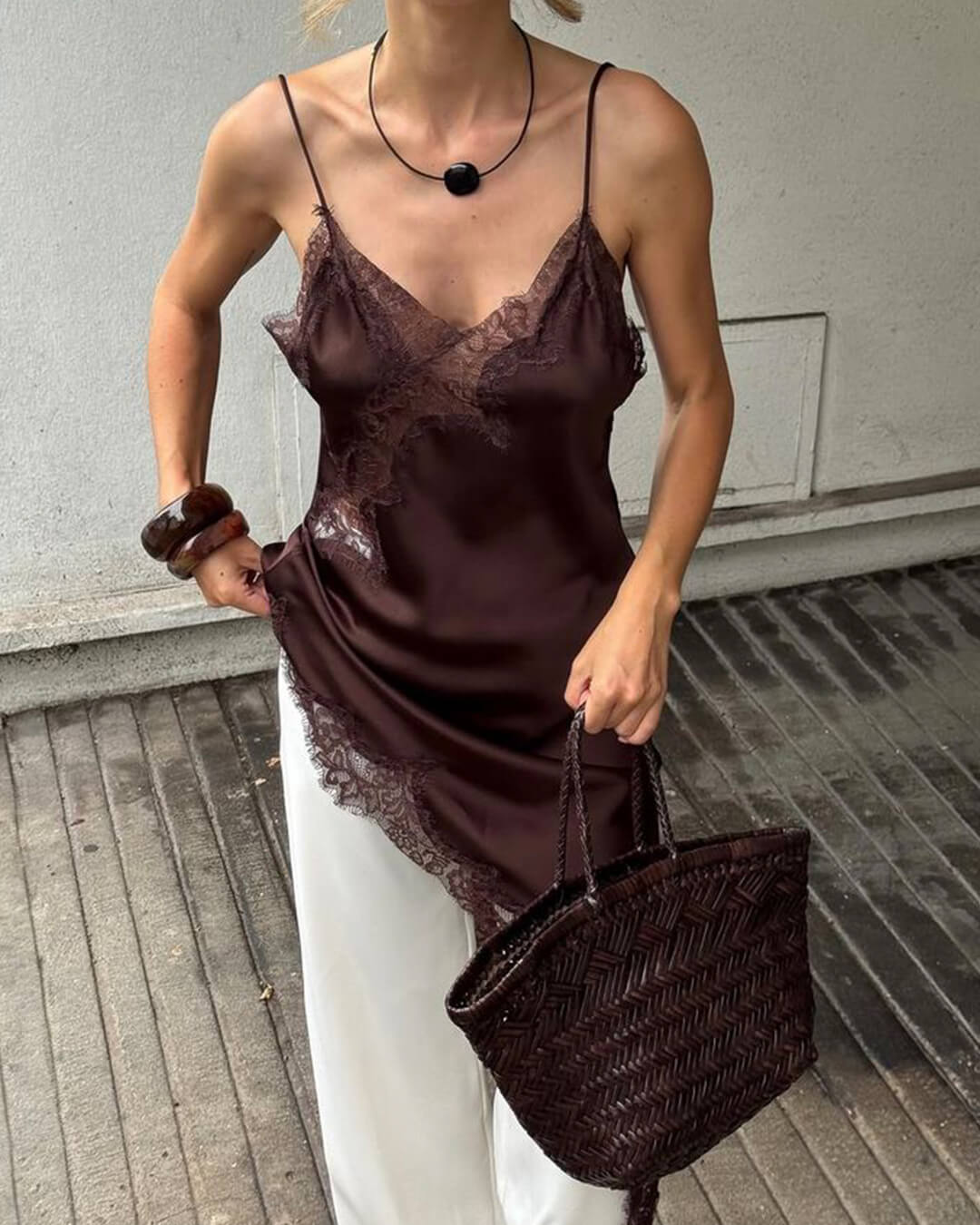 Robe midi Chiara asymétrique en satin et dentelle