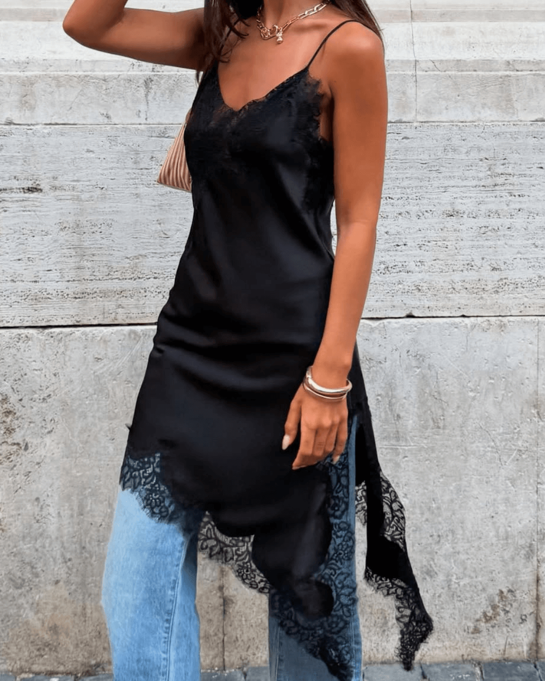 Robe midi Chiara asymétrique en satin et dentelle