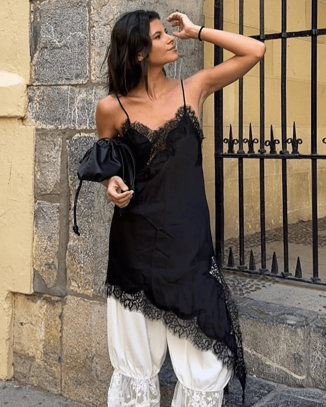 Robe midi Chiara asymétrique en satin et dentelle