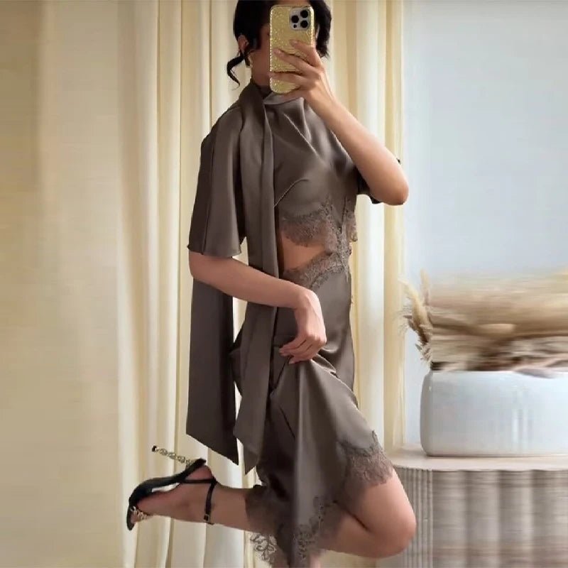 Mini-robe Chiara découpée à finition satinée