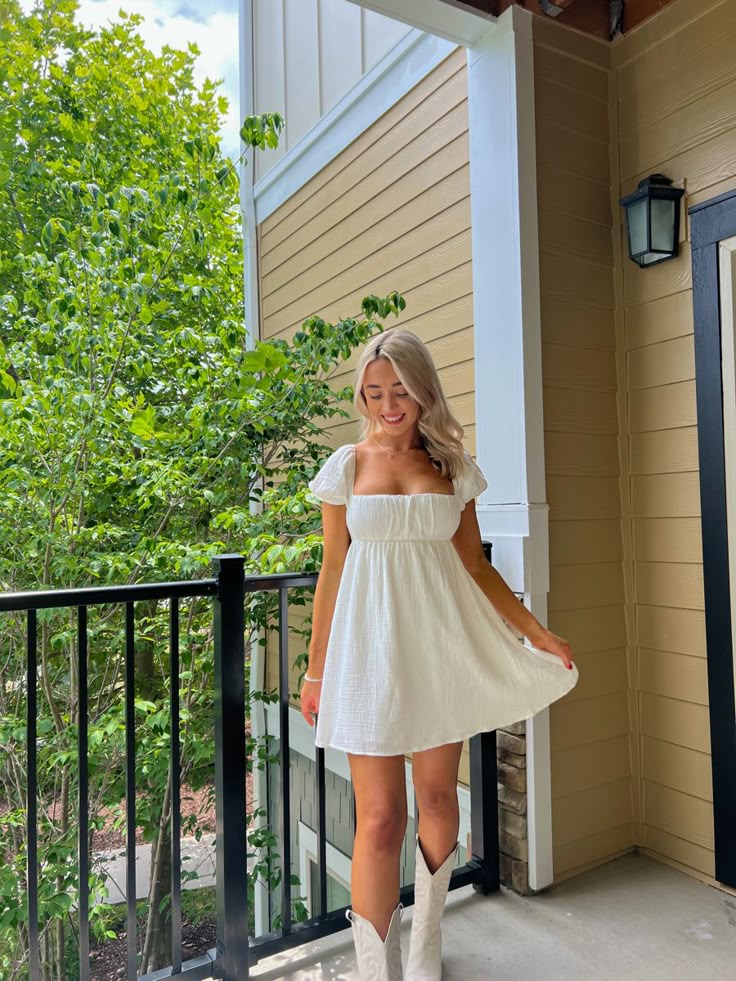 Robe courte Christina à volants superposés