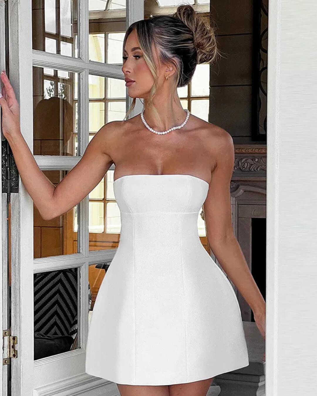 Mini-robe Colby sans bretelles à taille cintrée