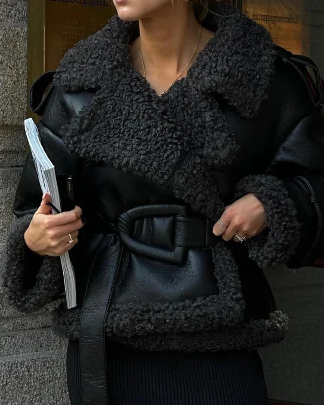 Veste courte ceinturée en similicuir Cora