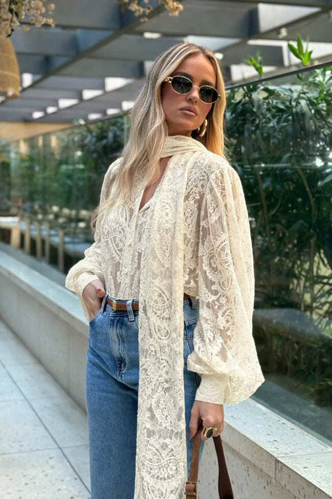 Blouse transparente en dentelle à nouer Dunja