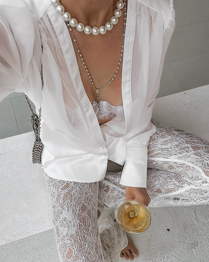 Blouse Elisa transparente boutonnée à décolleté profond