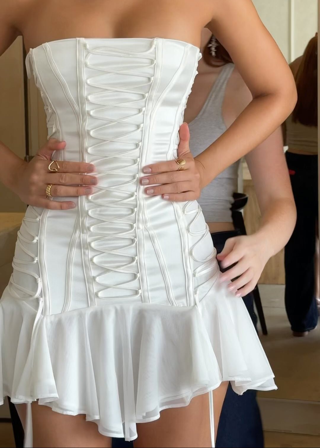 Mini-robe sirène Emilia sans bretelles à lacets