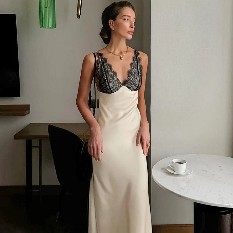 Robe de soirée à col en V et empiècements en dentelle Emily