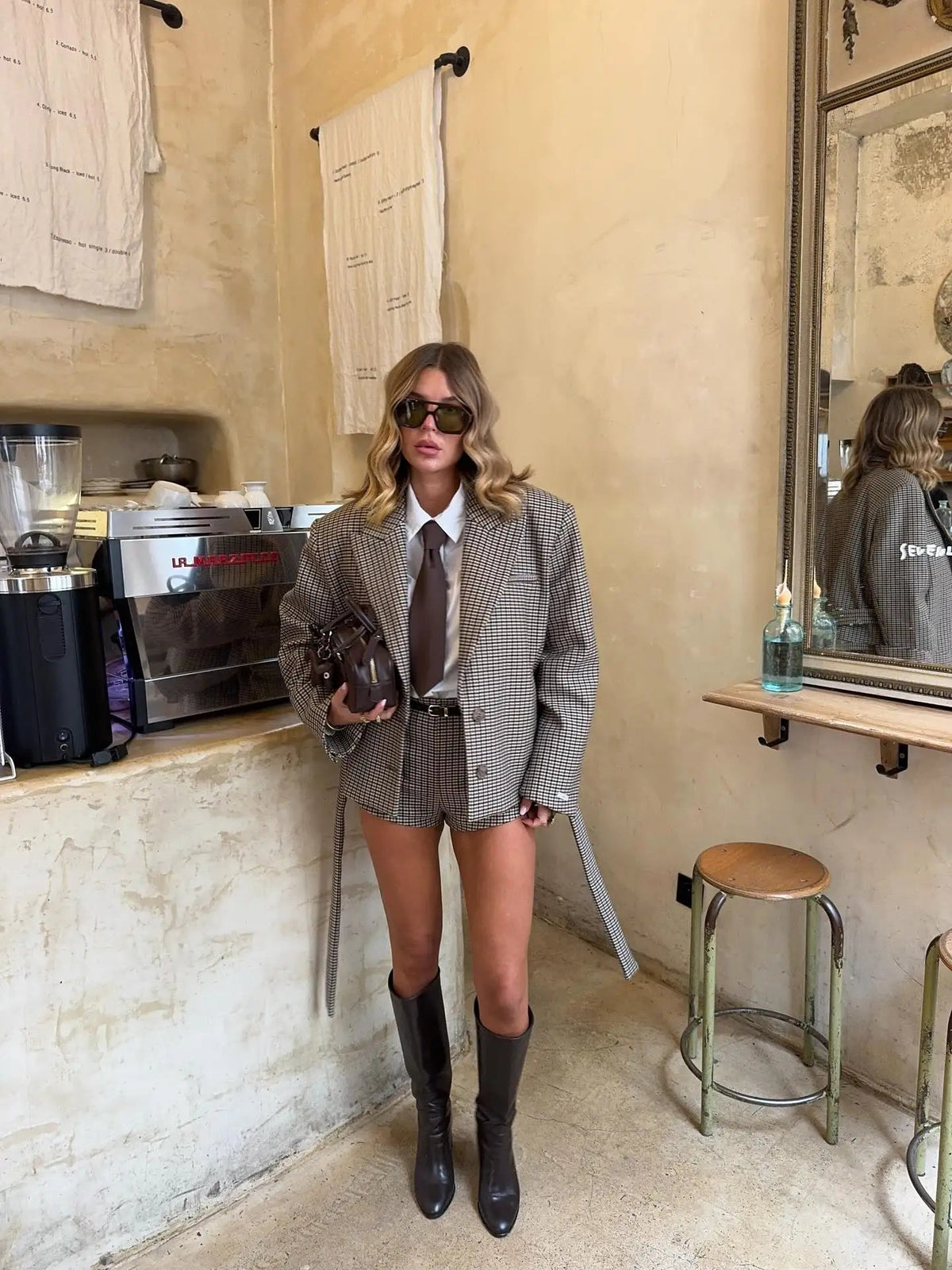 Ensemble Emma à carreaux avec blazer et short