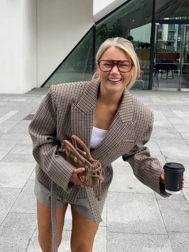Ensemble Emma à carreaux avec blazer et short