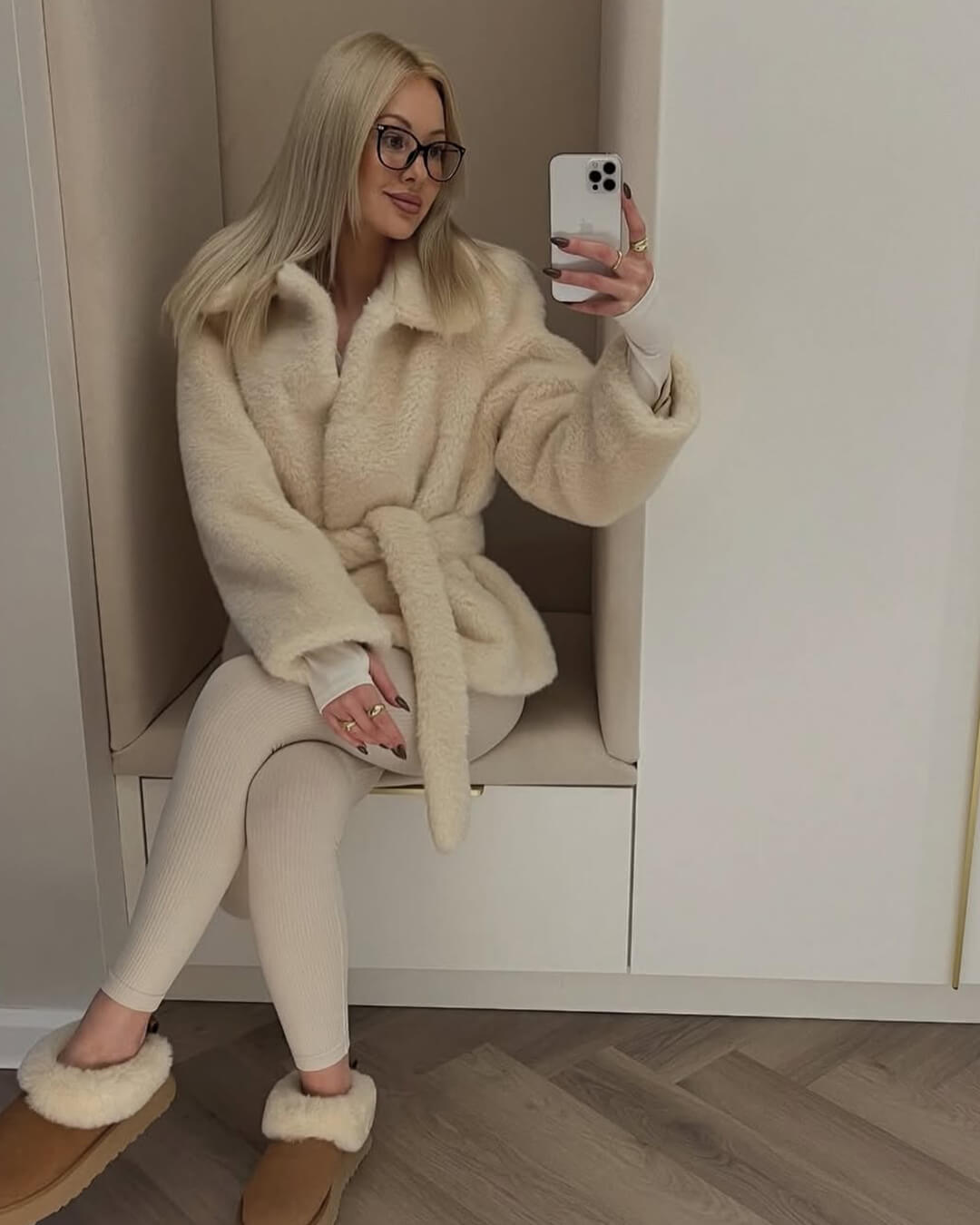 Manteau en fausse fourrure Farrah avec ceinture