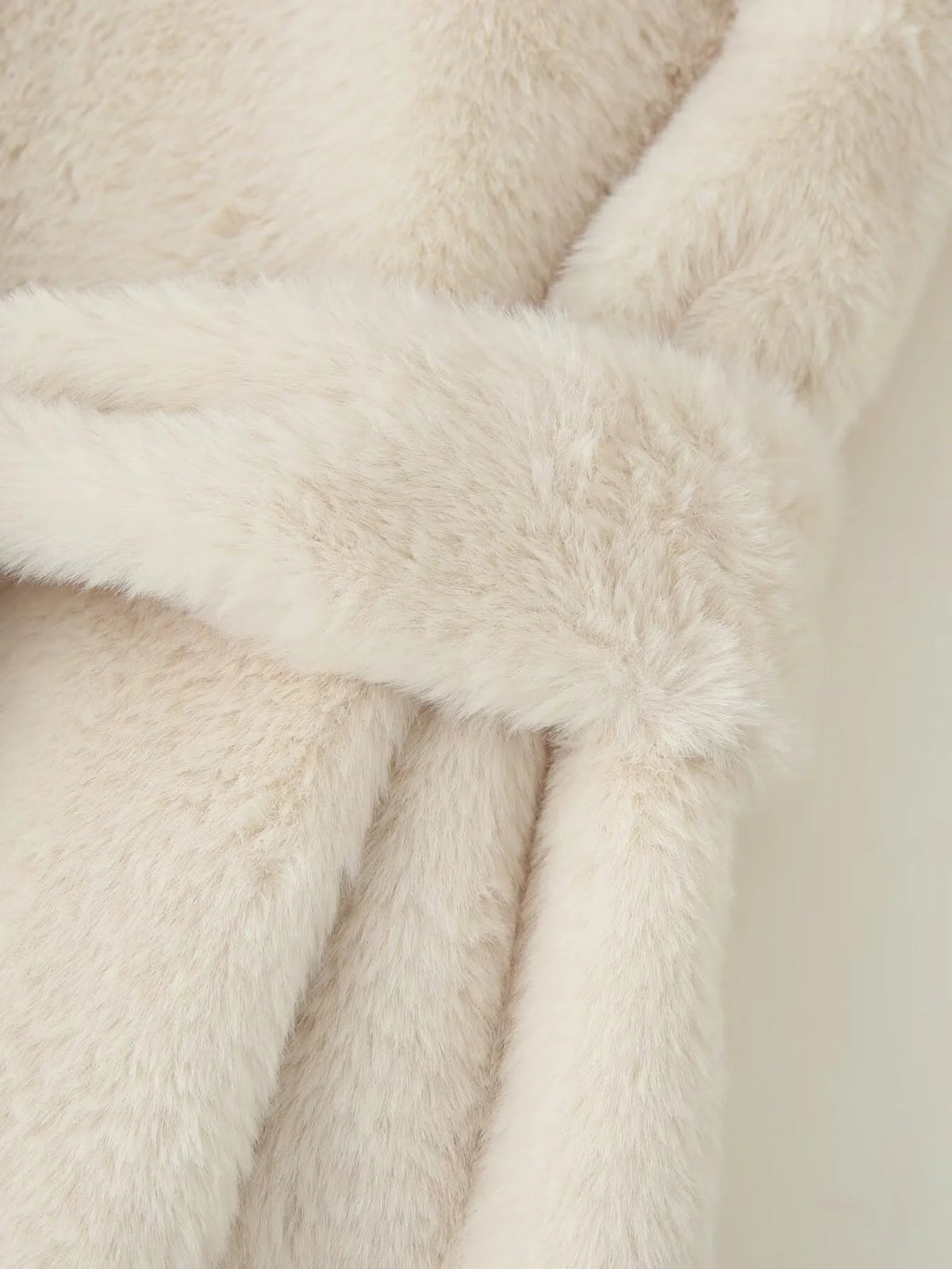 Manteau en fausse fourrure Farrah avec ceinture