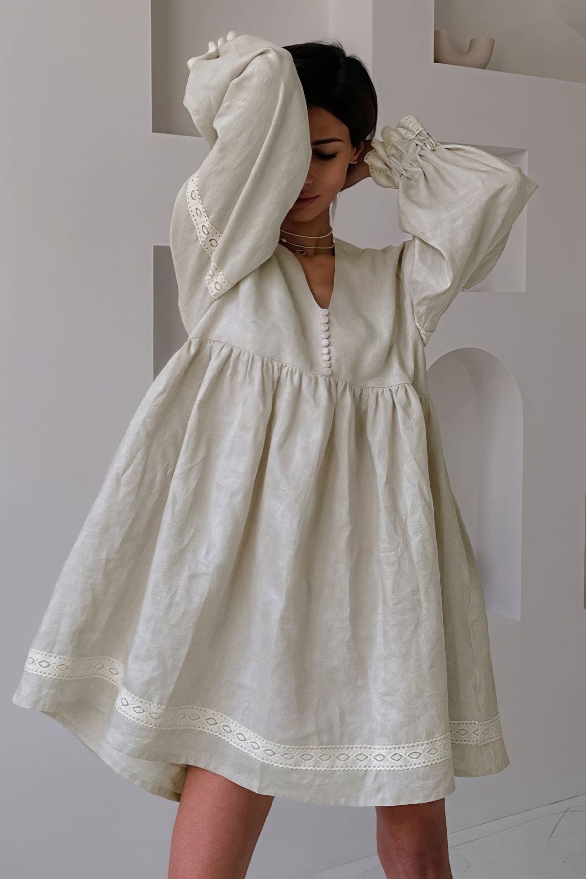 Mini-robe Femke à encolure en V et manches bouffantes