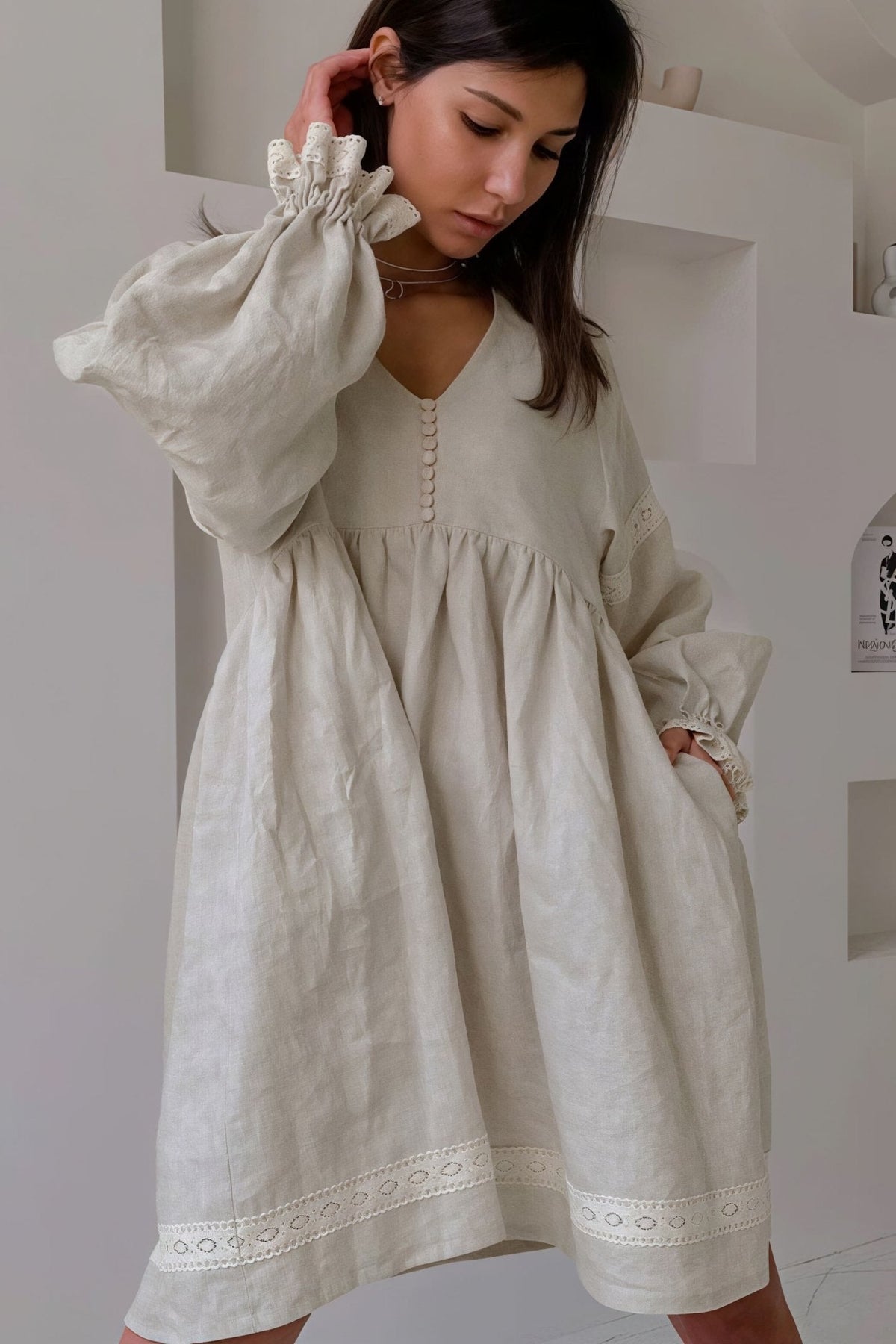 Mini-robe Femke à encolure en V et manches bouffantes
