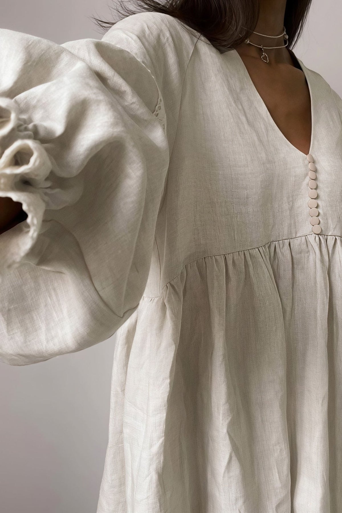 Mini-robe Femke à encolure en V et manches bouffantes