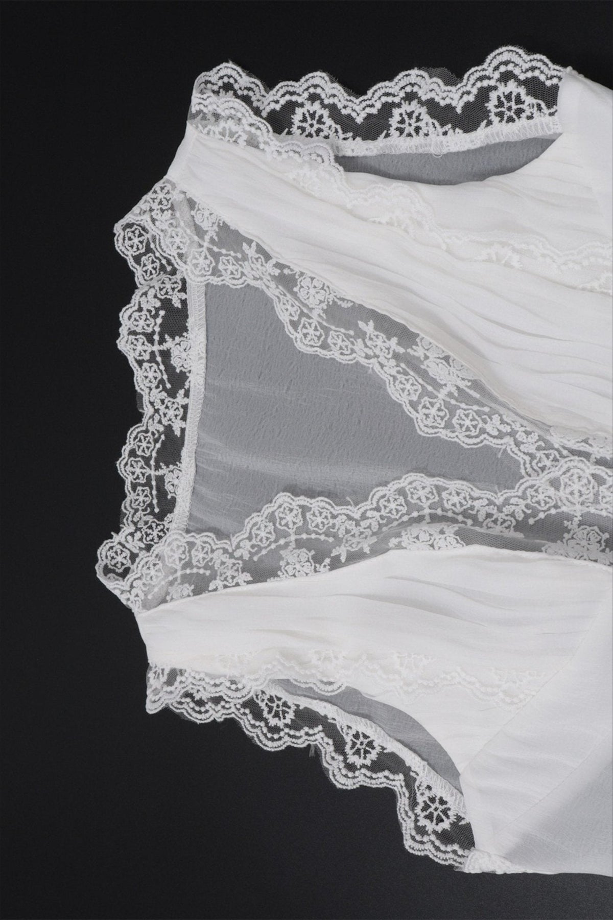 Ensemble jupe Guinevere bordé de dentelle et dos à nouer
