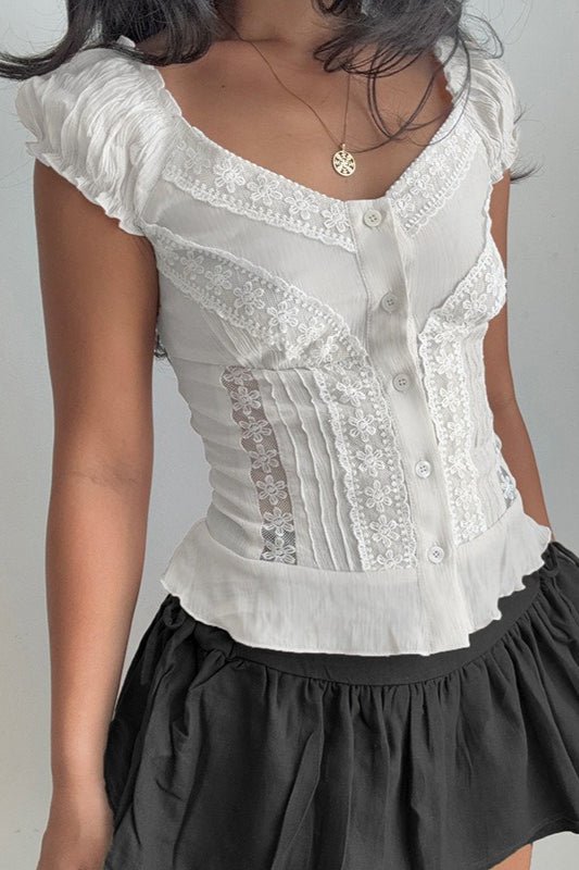 Blouse Hannah en dentelle bouffante à boutons sur le devant
