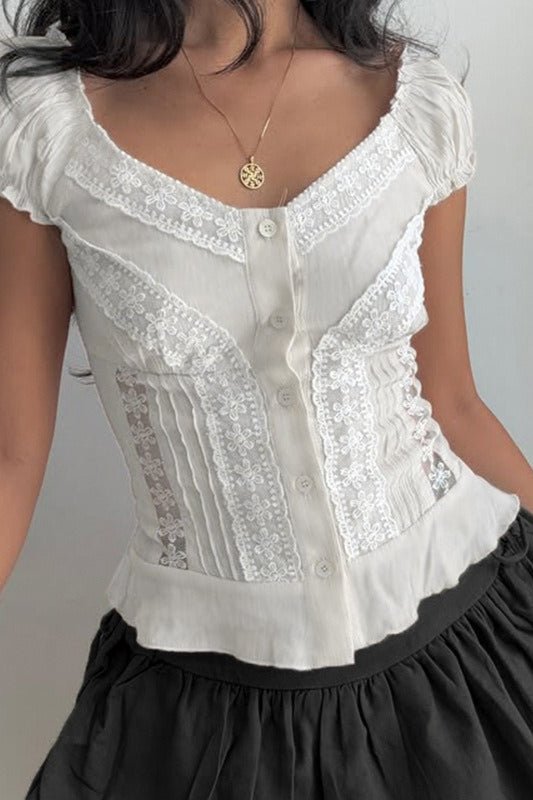 Blouse Hannah en dentelle bouffante à boutons sur le devant